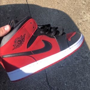 Men’s Jordan 1 mids Gym red/Black. Size 10.5.